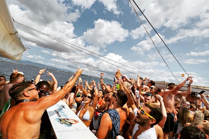 3 Hours Boat Party with 2 Live DJs in Mallorca - Paella Lunch and the Welcome Drink: How Food Fits Into the Party