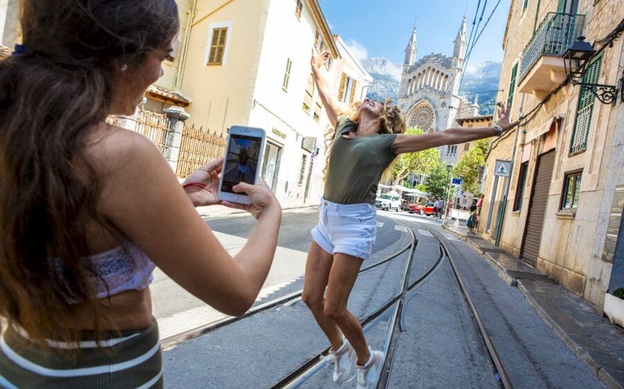 Alcudia/Marratxi: Valldemossa & Soller Tour by Tram & Bus - Port de Sóller Free Time: Where Lunch Can Happen
