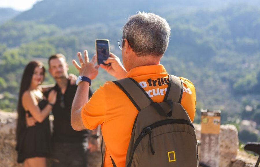 Alcudia/Marratxi: Valldemossa & Soller Tour by Tram & Bus - Sóller Valley Morning: Train-Station Art and a Proper Town Stroll