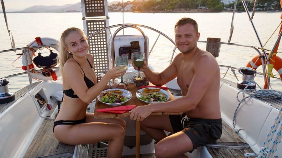 Alcudia: Romantic Sailing Trip with Diner for 2 - Starting point at Restaurante Bonaire and the 4:00 PM rhythm