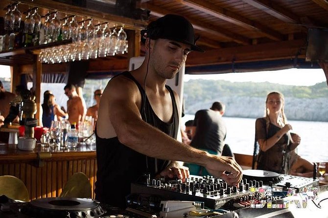 Barca Samba: The best boat experience in Mallorca - Getting to Muelle Golondrinas and boarding smoothly