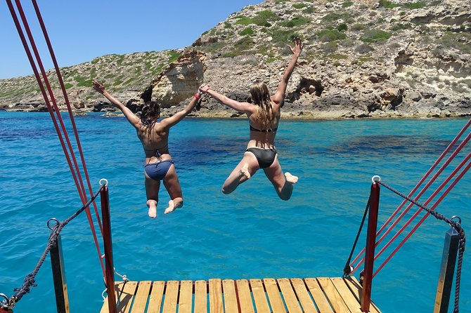 Barca Samba: The best boat experience in Mallorca - Cap Enderrocat and Cala Brava: the scenery before you jump in
