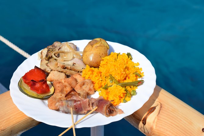 Barca Samba: The best boat experience in Mallorca - The live DJ and guitar vibe: party energy without chaos