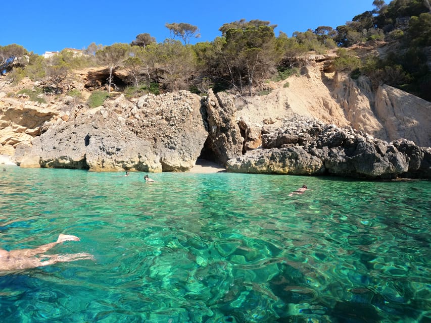Cala Ratjada: SUP SAFARI TOUR 2H - Why the waterproof bag and locker setup matters