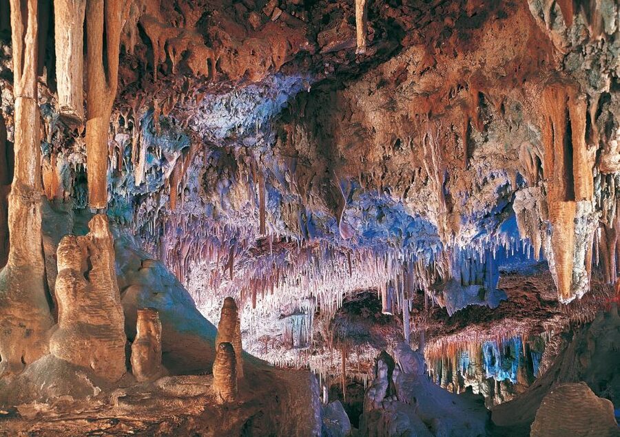 Caves of Hams Tour with Blue Cave & Audiovisual Experience - Food, souvenirs, and the burger bar break