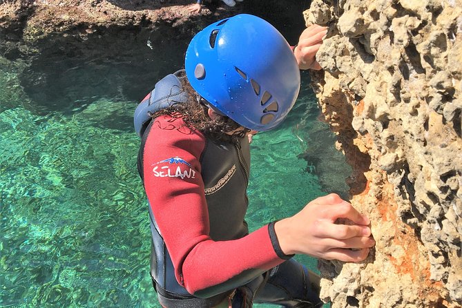 Coasteering Cliff jumping - Safety gear and one-on-one guidance: why it’s built into the value