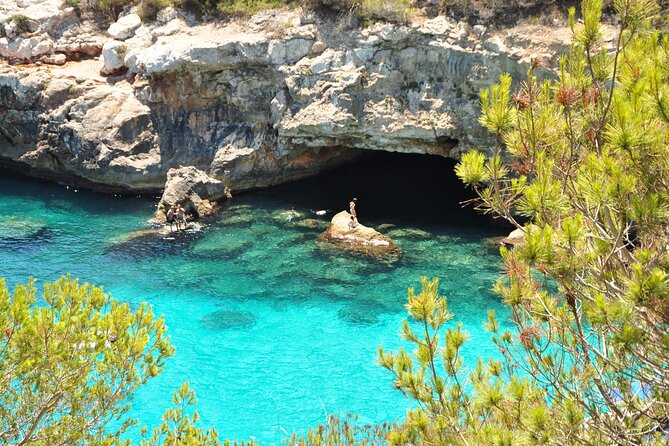 Discover Cala des Moro and S’Almunia the smart way - Cala s’Almunia: fishermen’s houses, a cave jump option, and classic cove drama