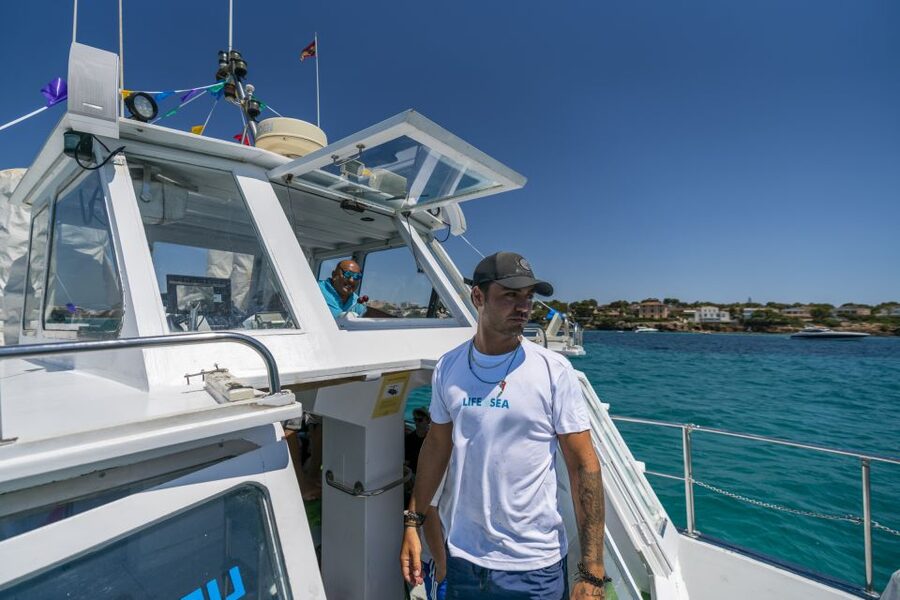 El Arenal, Mallorca: Bay of Palma Boat Tour with Snorkeling - Onboard vibe: music, sound system, and the bar drinks you’ll actually want