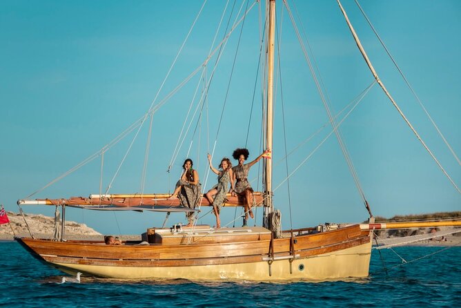 Exclusive walk through the best coves of the Bay of Palma - What to wear and bring for comfort on deck