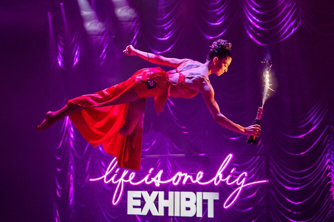 EXHIBIT - Acrobatics, Dance & Art - Cocktails in the courtyard: how to use your pre-theatre time well