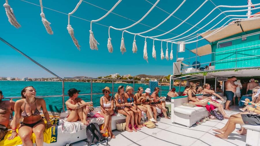 From Magaluf: Palma Bay Sightseeing Cruise with Live Music - Palma Bay sightseeing: cathedral views, the port, and Marivent Palace