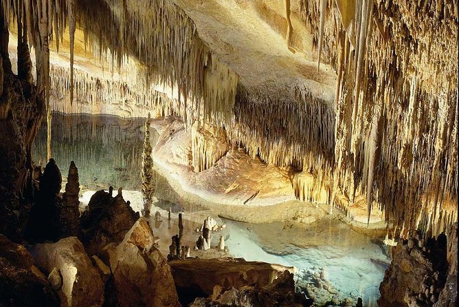Guided Full-Day Tour of Drach Caves, Porto Cristo & Pearl Factory - Cuevas del Drach: 21°C cave air and the hour that counts