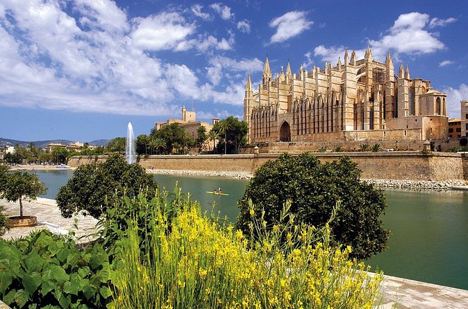 Guided route and visit to the Cathedral of Palma (2h) - Parliament of the Balearic Islands: why this stop makes sense