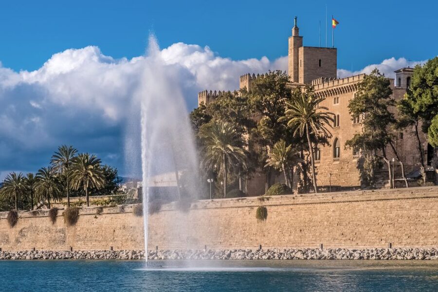 La Almudaina Palace Entry Ticket - Timing it right: skip the line and start at the main façade