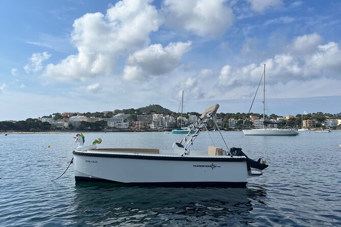 License free boat rental around the coast of santa ponsa - The Boat Setup: Shade, Storage, and That Bluetooth-Friendly Mood