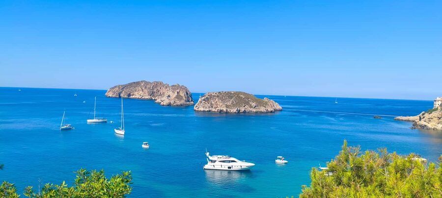 Mallorca: 3-hour bus tour around Calvià with 2 stops - Getting on the bus: comfort, pick-ups, and using the audio guide