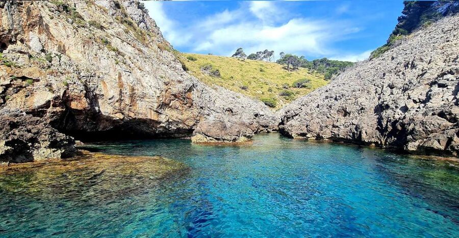 Mallorca Alcudia: Jack Sparrow Cave Jet Ski Tour - Finding Jack Sparrow’s Cave on Aucanada: Up Close and Personal