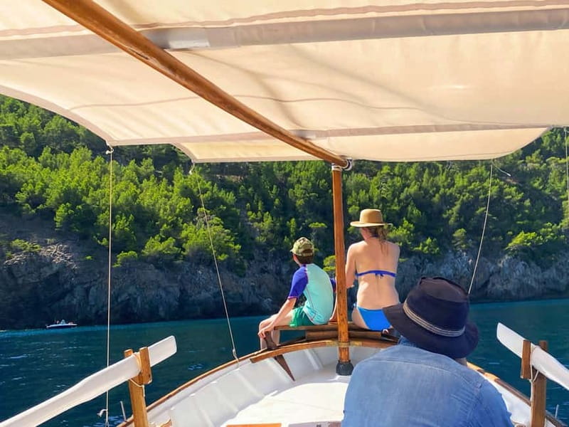 Mallorca: Alcudia: Private Boat Tour with Snorkel - Food and drinks on board: local snacks plus real refreshment