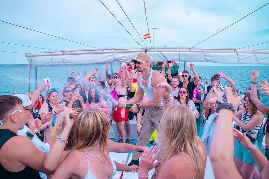 Mallorca: Boat Party with DJ, Buffet and Entertainment - Key Things You’ll Notice