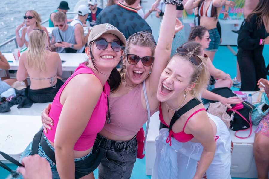 Mallorca: Boat Party with DJ, Buffet and Entertainment - Boat Comfort, Cleanliness, and What the Reviews Emphasize