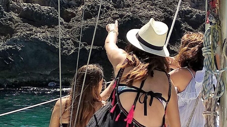 Mallorca: Cala Vella Boat Tour with Swiming, Food, & Drinks - How the route works: weather-based stops and two different tour styles