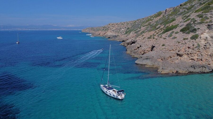 Mallorca: Cala Vella Boat Tour with Swiming, Food, & Drinks - Food and drinks aboard: pizza-style light meals plus two drinks per person