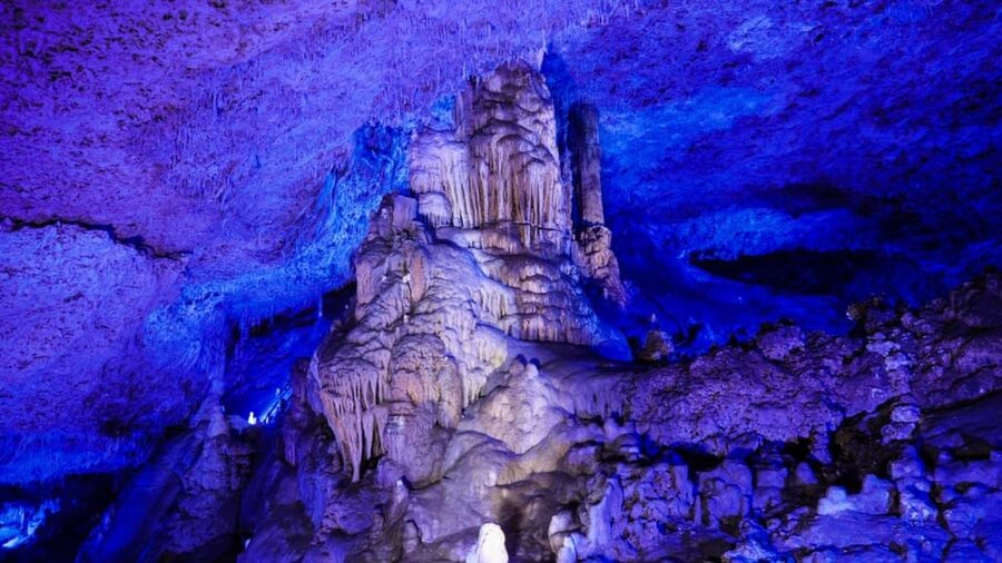 Mallorca: Drach Caves, Lake Martel, & Pearl Factory Day Trip - Inside the Caves: Stalactites, Stalagmites, and 1.5 Hours to Breathe