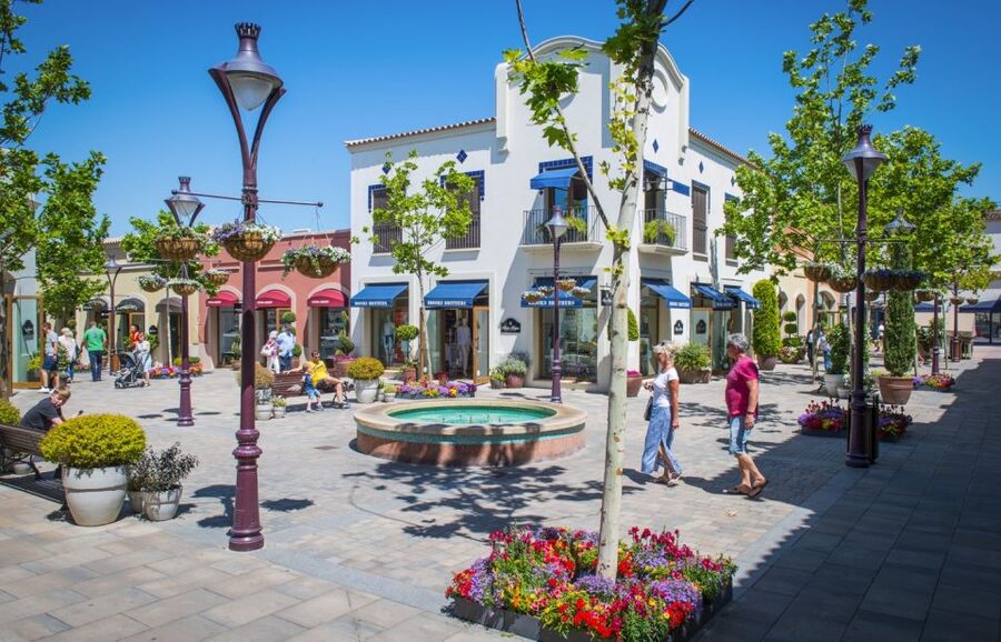 Mallorca: Fashion Outlet Shopping Excursion by Bus - VAT Refund Help and Practical Services at the Information Point