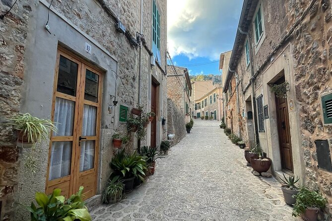Mallorca Full-Day VIP Tour: Valldemossa, Deià & Sóller Experience - Stop 1: Son Marroig’s chapel viewpoint and the Sa Foradada break