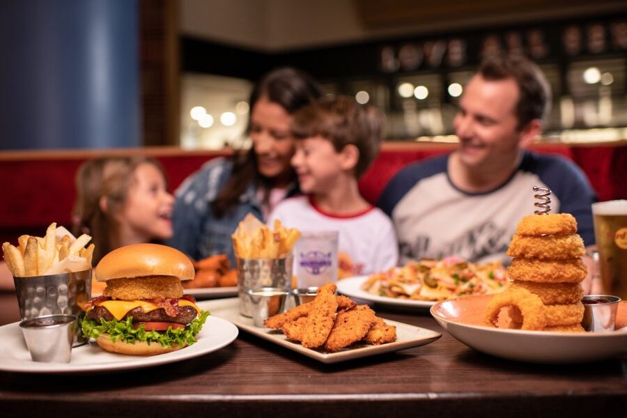 Mallorca: Hard Rock Cafe Entrance with Lunch or Dinner - What your ticket includes: main, dessert, and 1 drink