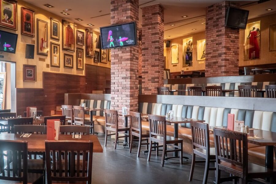 Mallorca: Hard Rock Cafe Entrance with Lunch or Dinner - Lunch vs dinner: when the atmosphere can feel different