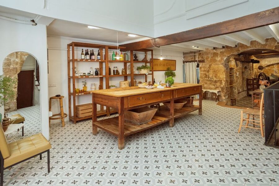 Mallorca: Market Visit and Traditional Cooking Workshop - Forn de sa Llotgeta: cooking in an 18th-century bakery setting