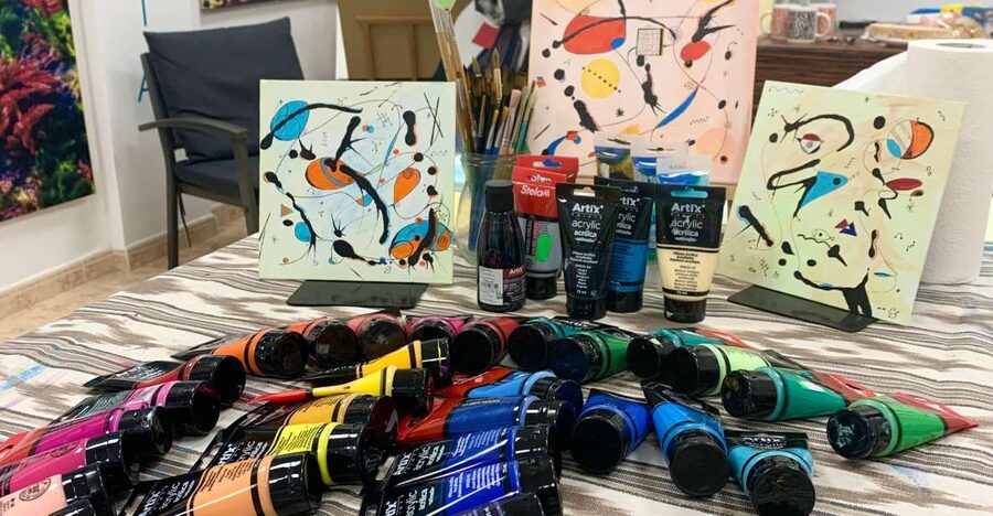 Mallorca: Painting like Miró - What to wear and how to avoid common acrylic headaches