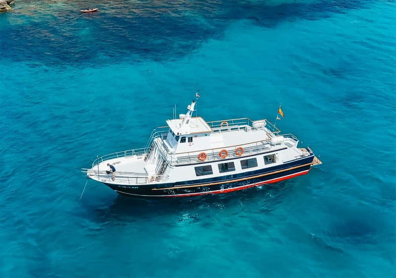 Mallorca: Palma Boat Tour & Snorkeling with Drink Included - Getting on the Super Delfin Verde: Comfort, Seating, and Real Deck Space