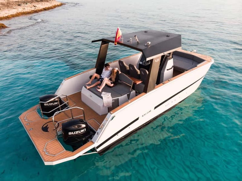 Mallorca: Private boat with Skipper from Playa de Palma - A private catamaran day in Palma Bay: Mobula and the “you drive” feeling