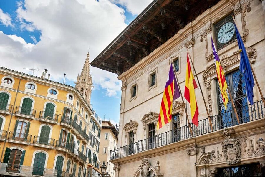 Mallorca: Private Tour with Ensaïmada & Fast Cathedral Entry - The walk from Hort del Rei to Sa Llotja and the Es Baluard finish