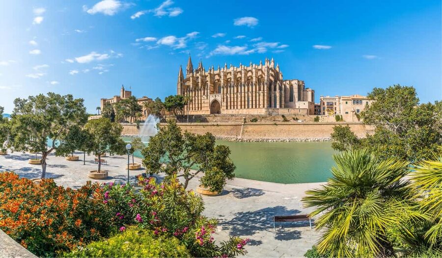 Mallorca: Private Tour with Ensaïmada & Fast Cathedral Entry - Who this private Mallorca tour is best for