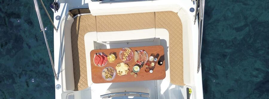 Mallorca: Sóller Boat Tour with Snorkeling and Snacks - The style of day you’re buying