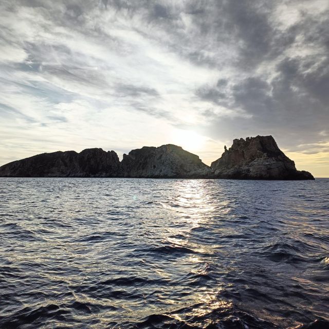 Mallorca: Sunset Eco charter experience - Aperitivo on board: local snacks and the cava/wine pairing