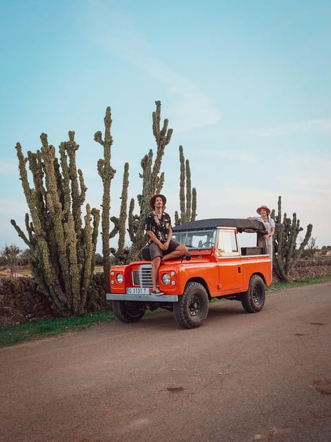 Mallorca: Vintage Sunset tour by the sea with a picnic - Picnic setup: what you’re actually eating and why it feels special