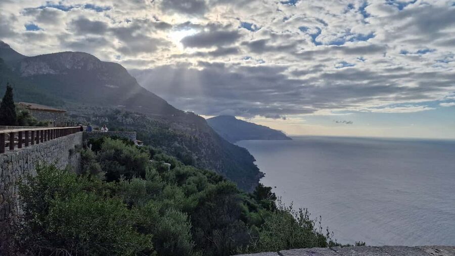 Mallorca: West Coast & Orange Valley Minbustour - Morning country manor house: gardens, museum time, and panoramic calm