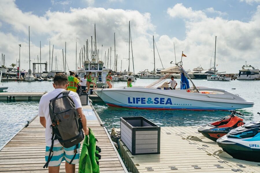 Palma Bay: Parasailing Experience - The crew and group size: small and handled, not chaotic