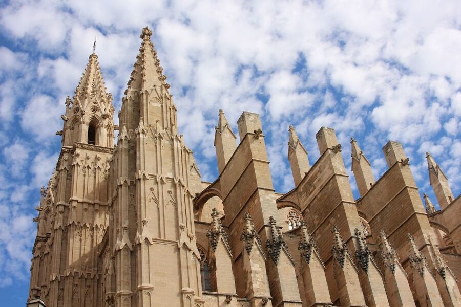 Palma: City, Cathedral and Valldemossa with pick up service - Inside Palma Cathedral: Altars, Tombs, Windows, and Art You Can Actually Point To