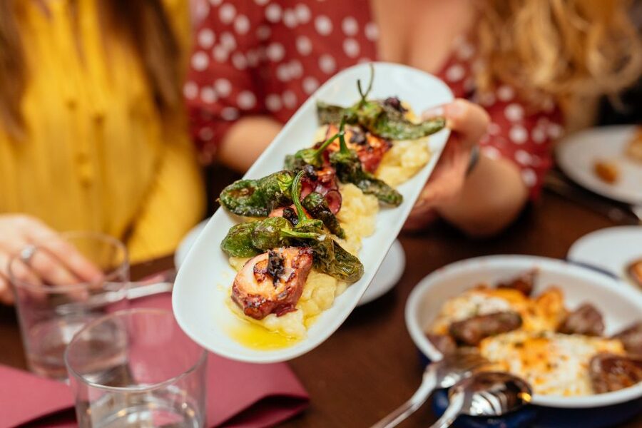 Palma de Mallorca: 10 Tastings Private Food Tour - City highlights between bites: old structures and art pauses