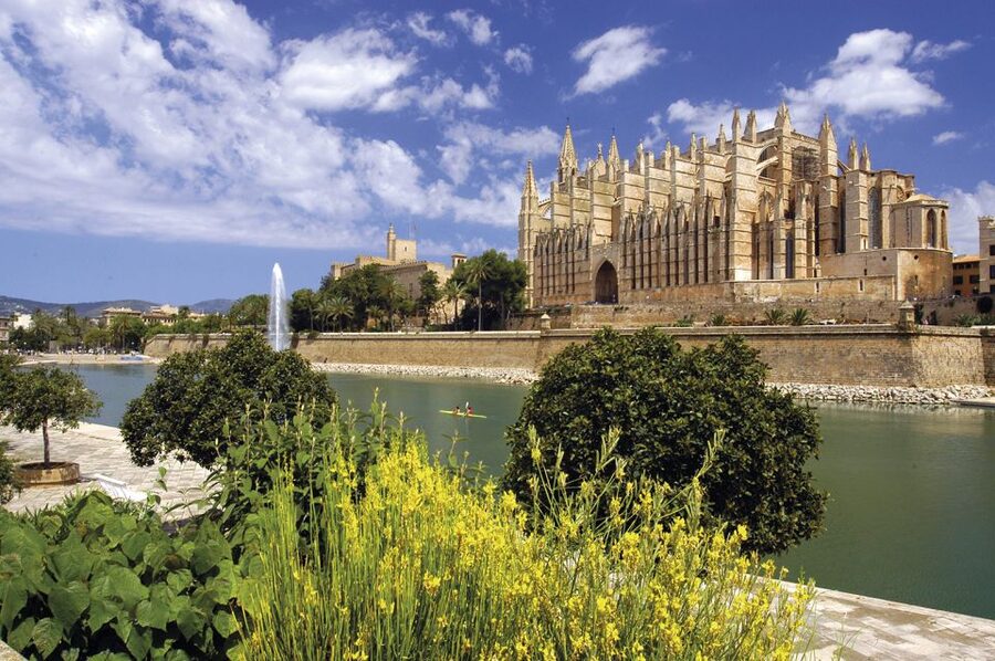 Palma de Mallorca: City Walking Tour with The Cathedral - Cathedral of Palma: what you’ll actually see inside