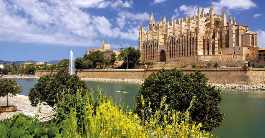 Palma de Mallorca: City Walking Tour with The Cathedral - The Miquel Barceló altar moment (and why it matters)