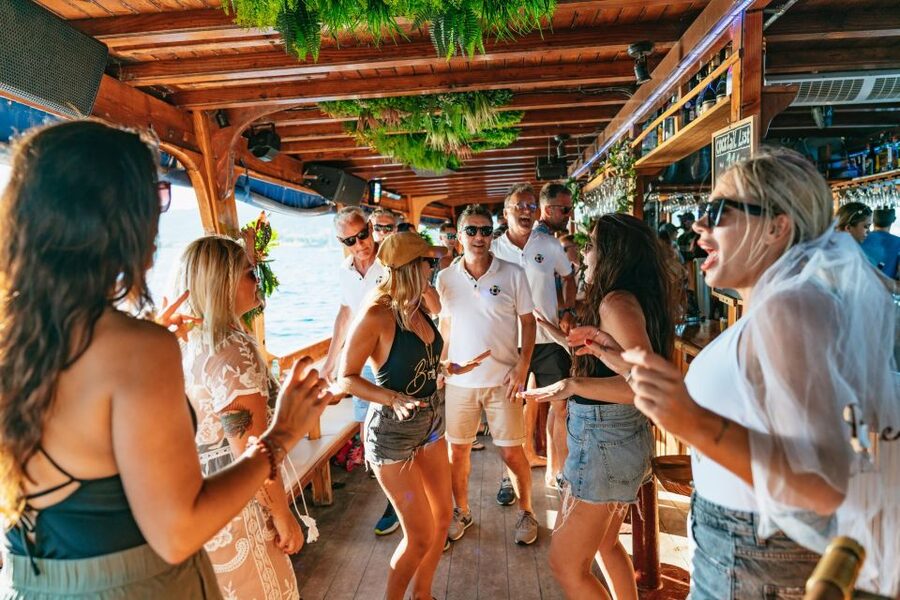 Palma de Mallorca: Daytime Cruise with Swim Stop - The swim stop: when to bring a towel and when to manage the wind