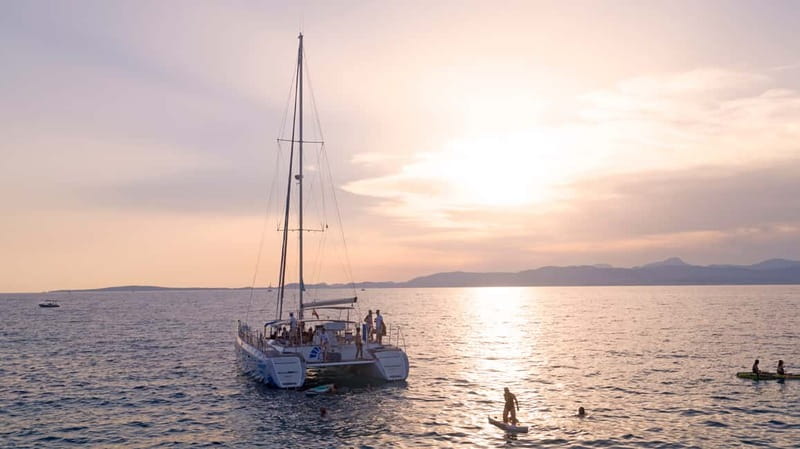 Palma de Mallorca: Deluxe Catamaran Sailing Tour with Meal - Oasis catamaran comfort in Palma: the crowd control detail