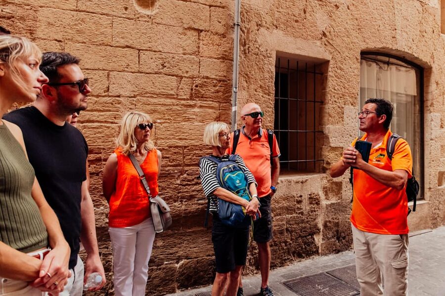 Palma de Mallorca: Foodie Walking Tour of the Old Town - Tapas with a wine pairing: a real Old Town meal rhythm
