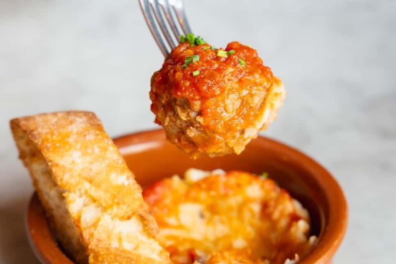Palma de Mallorca: Gourmet Tapas and Wine Tour - Entering Fervor Palma Restaurante & Bar: your kickoff stop